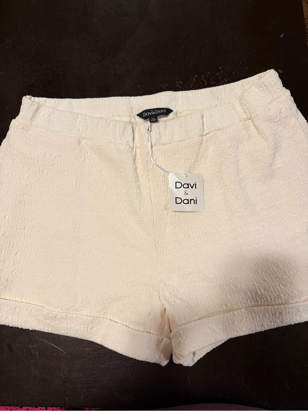 DAVI & DANI Cream High-Waist Textured Shorts